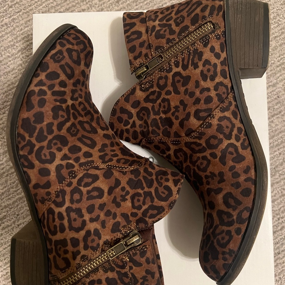 EXCELLENT CONDITION, SUN & STONE LEOPARD BOOTIES SIZE 7.5 M